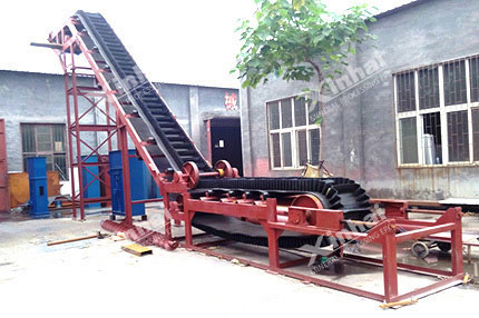 Belt Conveyor with High Inclination Angle and Waved Guard Side