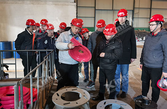 Hongqiang Liu, deputy general manager of the production management center, visited the assembly and processing workshop with teachers and students